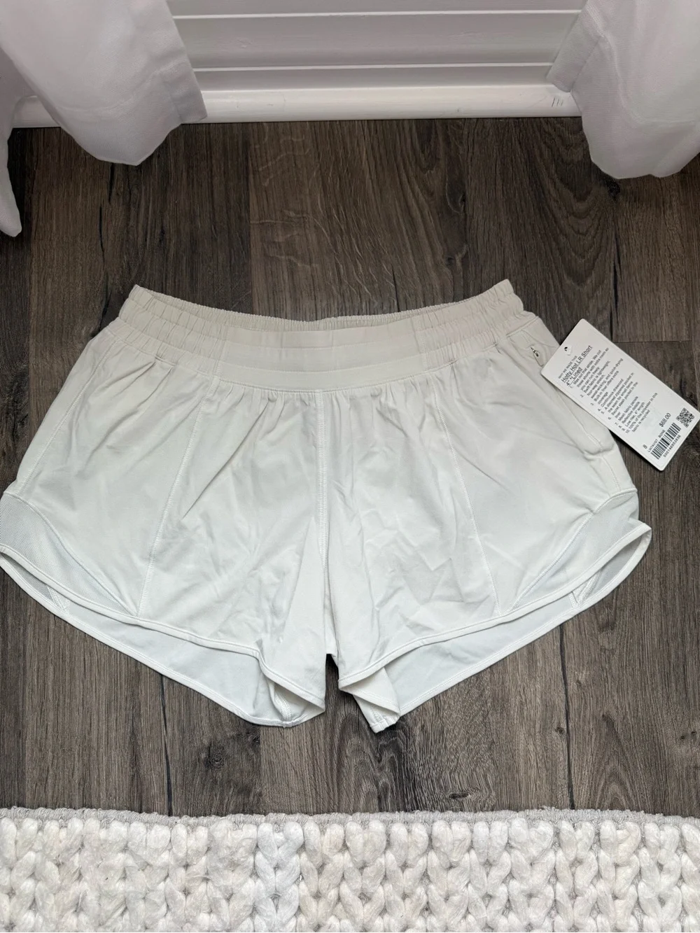 Lululemon Hotty Hot Low-Rise Lined Shorts 4” Bone Size 8 NWT